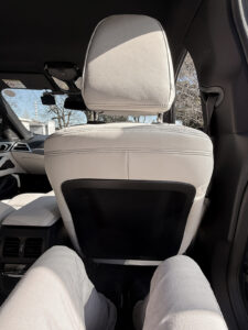 身長167cmの俺が運転席を通常ポジションにして乗り込んだところ。