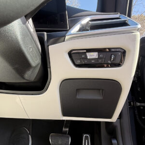 運転席ステアリング下部。