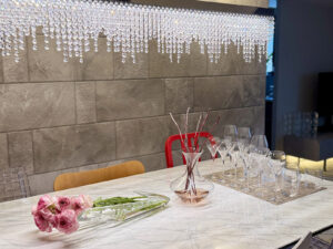 ダイニングテーブルにはラナンキュラスを飾ってグラスを用意。