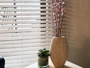 ラウンジスペースには桃の花。