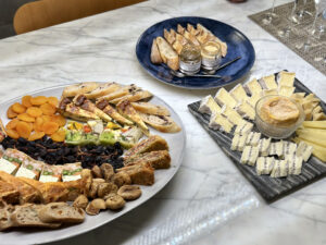 チーズも。奥に見えるのは友人のうちの一人が買ってきてくれたHediardのバゲットと、Savini Tartufiのトリュフペースト。