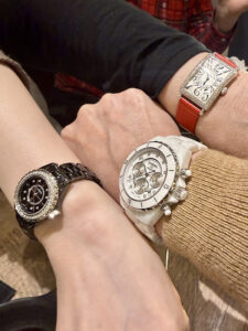 俺のJ12（中）がパートナー兄嫁（下）とお揃いで、写真を撮るというので腕を出したら、フランクミュラーのパートナー母（上）も参加。