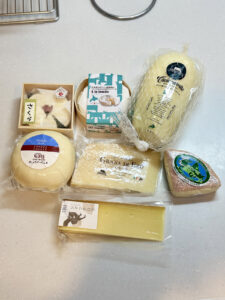 空港の土産屋で北海道産チーズを色々手に入れた。
