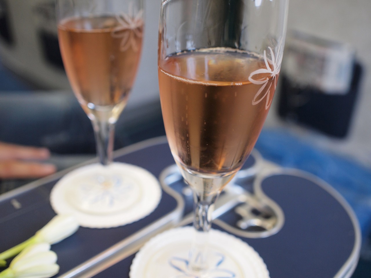シャンパンはJacquart Brut Mosaique Rose。