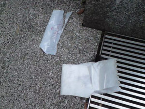 店の正面玄関先にはおしぼりの袋とナプキン。