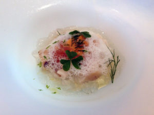 俺のオードブル1品目は海の幸のジュレ寄せとライム風味のカプチーノ仕立て。つぶ貝やウニなどが品よく、しかし味わい深くまとまっている。