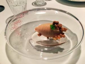 アヴァンデゼールはタルトタタンの再構築。キャラメルとりんごのアイスクリームにシナモンのクランチが添えられている。左の赤い粉なりんごの皮を冷凍乾燥させたもの。すべて合わせるとタルトタタンの味に。