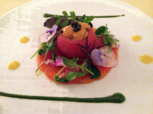 鮪を詰めた味恋トマトのフリボリテ　サーモンマリネのロンド　雲丹とキャビア。緑のソースは春菊、黄色のソースはパッションフルーツ。糖度の高いトマトとそれぞれがよく合っていた。