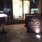 入口はひっそりと奥ゆかしい。このロゴのついた階段を左に降りてゆく。