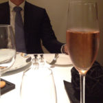 1杯目はここのハウスシャンパンを選択。Pierre Mignon（ピエール・ミニョン）にオーダーしているものだとか。ピノ・ムニエ8割、シャルドネ2割のセニエのロゼ。