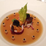 「キャビアとウニをのせたオマール海老のジュレ　セロリとウイキョウを添えて」オマールにはディルが少し添えられている。影に隠れているので、食べてはっと気がつく。セロリとウィキョウ（フェンネル）は似ているが、食感はセロリに、ふっと香る甘さはフェンネルに分担されている。ジュレはオマールの殻の風味が濃厚。