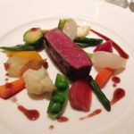 本来のメニューでは肉料理は牛テールの赤ワイン煮込みだったのだが、いいフィレが入ったというのでそちらにしてもらった。「牛のフィレ　トリュフソース　野菜のファランドール」。ファランドール (Farandole) とは、フランス南部のプロヴァンス地方で手をつないで踊られる舞曲のことだとか。フィレは抜群のコンディション。囲む色とりどりの野菜も、それぞれ本来の味がはっきりしていておいしい。