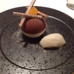 俺の方のデザートは「ショコラと柑橘のスフェール　柚子のソルベ」。濃厚なビターショコラのムースがメレンゲに乗っている。柑橘はデコポン。柚子のソルベはキュッと酸味の効いた、柚子本来を楽しめる味。