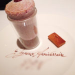 パートナーのデザートは「木苺のスフレ」。スフレなのでもちろんこのタイミングに合わせて焼き上げられたもの。パートナーはいたく気に入っていたようだ。フィナンシェはバターの風味豊かでしっとり。