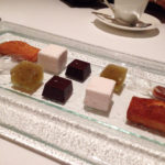 「パリジャンの小菓子」。最後のお茶菓子にも手抜かりなし。薔薇と木苺とライチのギモーヴは香りがよく、キウィのジュレは風味濃厚。