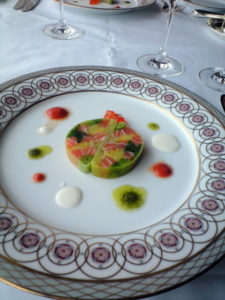 九条葱とスモークサーモンのテリーヌ　モザイク模様。葱の甘さが美味。ソースで面白かったのは、赤くみえるトマト。よいアクセントになっていた。