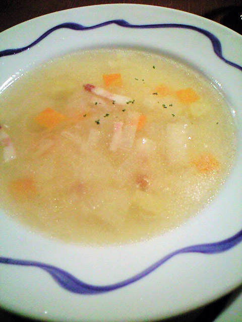 スープは家庭で出るような素朴なもの。