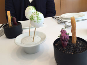 アミューズ。棒に刺さっているのはお米の泡で包まれた真鯛で、緑はライムの皮。サボテンのようなのは黄色いのがさつまいものチュロス、紫色のが紫芋のチップス。チップスの中に仕込まれていたものは失念。