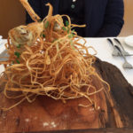 わかさぎのフライ。大胆に盛り上げられた鳥の巣のようなものはごぼうの素揚げ。食べられるが、もちろん全部は食べない。別添でバルサミコ酢のソースがついてくる。