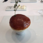 ロシア風のパイ包みスープに見えるが、中身は蟹肉と根セロリを調理したもの。蟹は様々に調理されており、濃厚な風味。