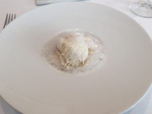 白いのは削ったカリフラワー。中にはハタが仕込まれている。