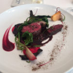 鹿胸肉のロースト。もも肉もあしらわれている。火入れは抜群。様々な野菜のエチュベと柿、ビーツが色を添える。茶色いパウダーはジュニパーベリー。