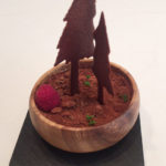 アヴァンデセールはティラミス風。土に見立てたココアパウダーの中からはホワイトチョコクリームが現れる。赤いのはラズベリー。中にもラズベリーが入っている。