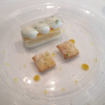 デザートのメインは晩白柚とヨーグルトアイス。四角い茶色いのは温かいドーナツ風味の揚げ物。きゅっとした酸味のデザートで目が覚めるよう。