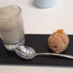 お茶菓子にはトンカ豆風味のブランマンジェとキャラメルシュークリーム。