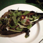 オードブル1品目は平貝と春野菜のサラダ。しっかりした噛みごたえの平貝とエディブルフラワーを添えたハーブの苦味が調和しておいしい。