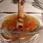 冷たい甲殻類のコンソメ　ラングスティーヌのポワレと共に。スープの扱いの一皿なのだが、非常に香り高いスープとラングスティーヌで、まるでポワソンの一の皿のよう。