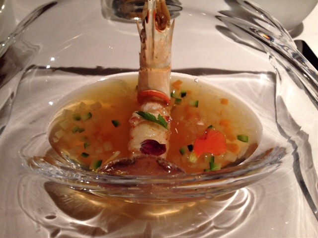 冷たい甲殻類のコンソメ　ラングスティーヌのポワレと共に。スープの扱いの一皿なのだが、非常に香り高いスープとラングスティーヌで、まるでポワソンの一の皿のよう。