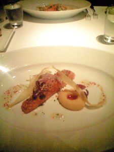 タスマニアサーモンのコンフィと帆立貝のクリスプ　アンチョチリとスイートポテトクリーム。サーモンはほとんど生に近い感じで、コンフィなのか？と思ったが、味はおいしい。