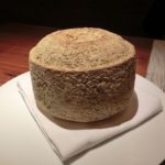ミッシェル・トロワグロが来日した恩恵としての、おすすめの特別なチーズ。名前失念。中身はデリケートなテクスチャーでやさしい味わい。このチーズは我々がファーストカットを入れた。素晴らしかった！