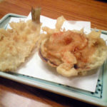 大浅利の天ぷら。（写真右）身はアサツキなどが入って既に調理されたものを揚げていて、気が利いている。左はキスの天ぷら。