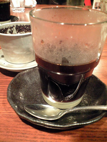 底に沈んでいるコンデンスミルクをかき混ぜて飲むベトナムコーヒー。この他別料金でデザートも頼んだが、写真失念。
