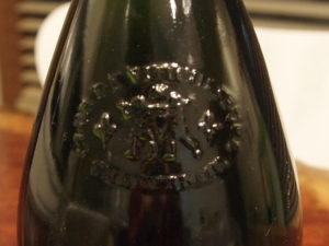 スペシャルクラブの瓶には、太く、この紋様の入った瓶が使われる。