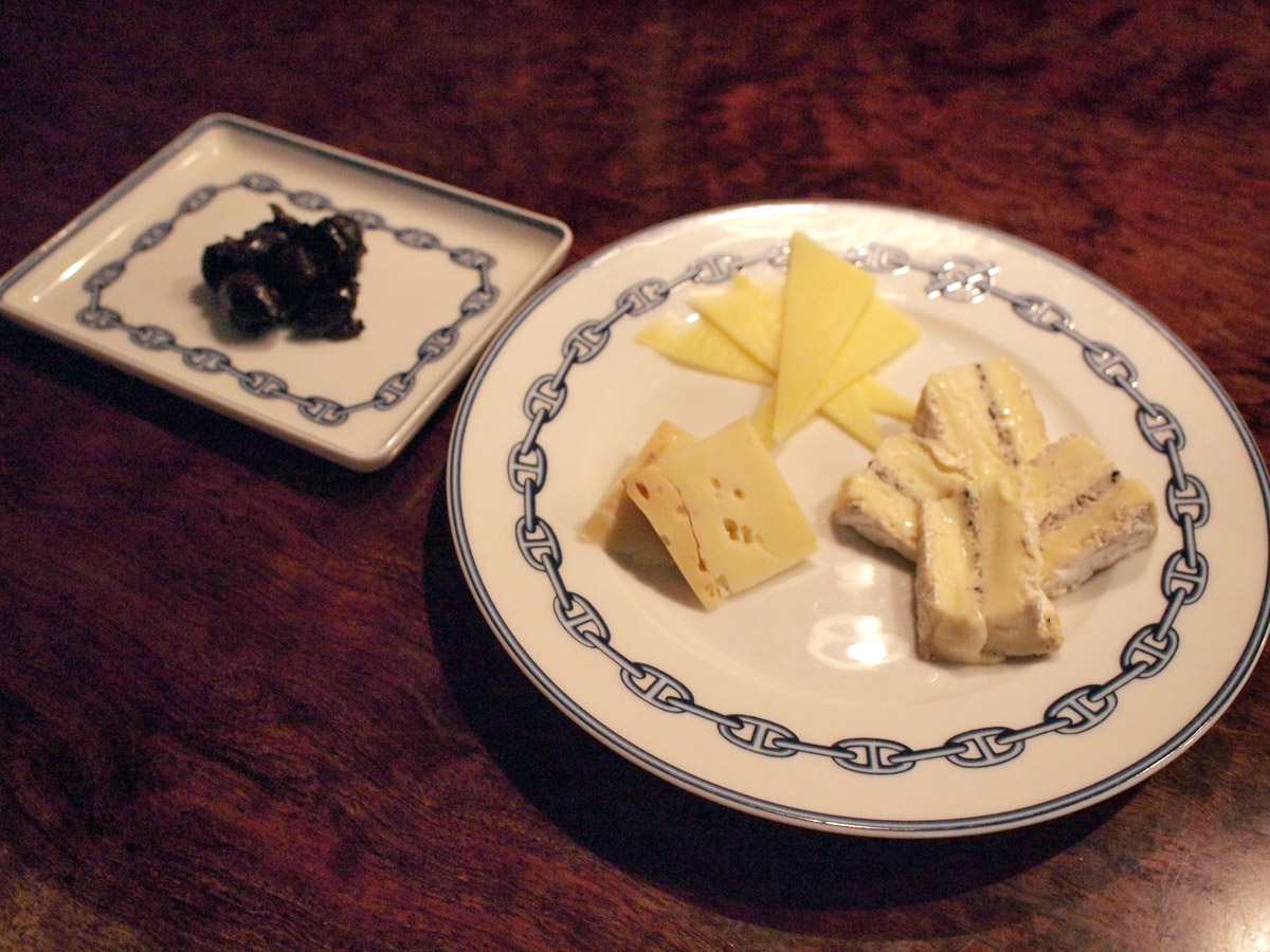 チーズ3種とタイム風味のセミドライ・ブラックオリーブ。