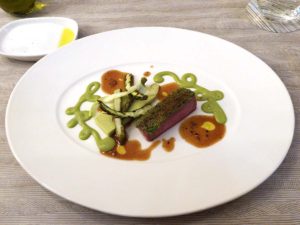 メインは鴨の胸肉。キメの細かいしっとりした肉質。