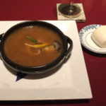鮑、干しなまこ入りフカヒレの姿煮濃厚スープ仕立て。スープに沈んでいるが、フカヒレは肉厚で大きい。
