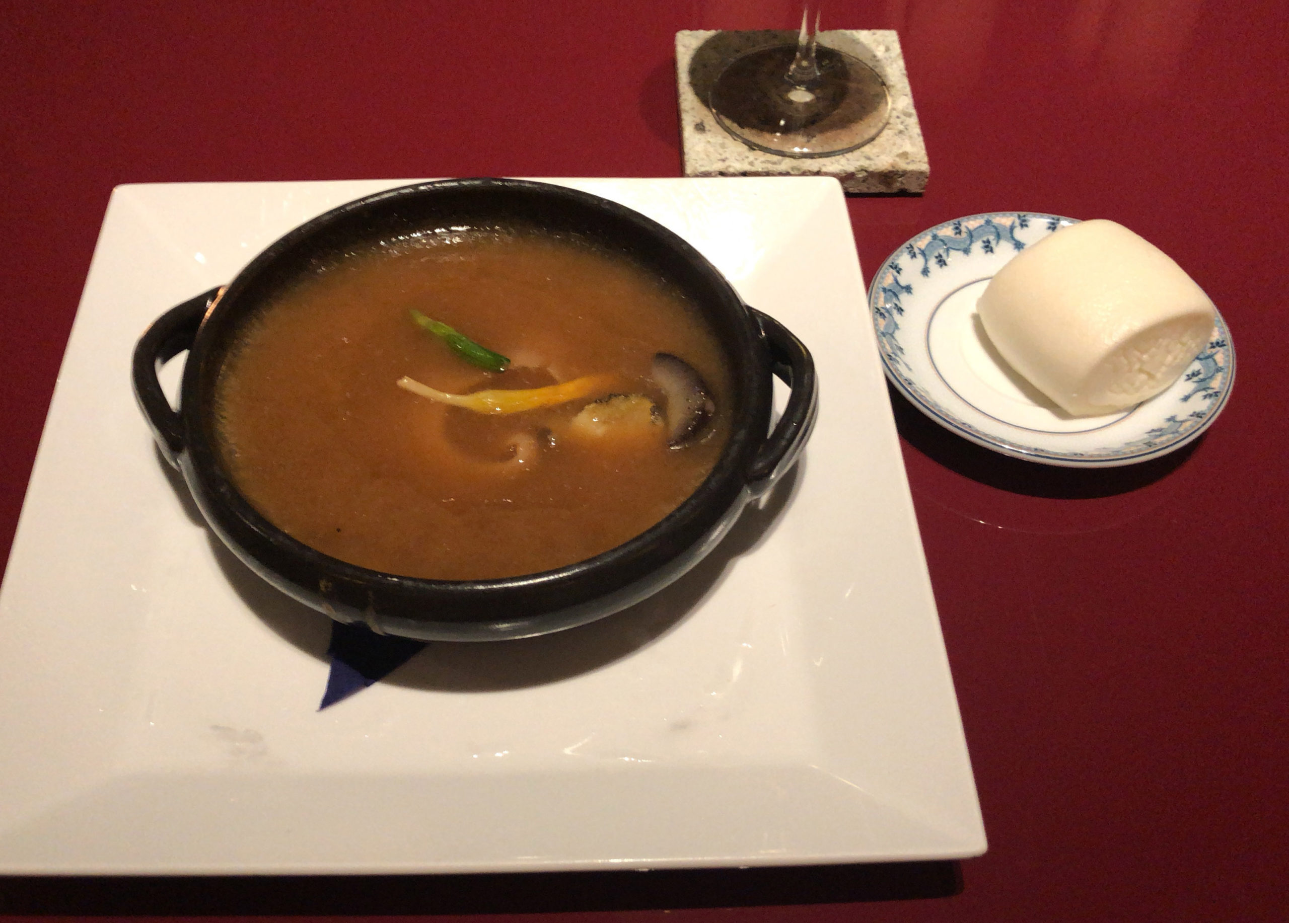 鮑、干しなまこ入りフカヒレの姿煮濃厚スープ仕立て。スープに沈んでいるが、フカヒレは肉厚で大きい。