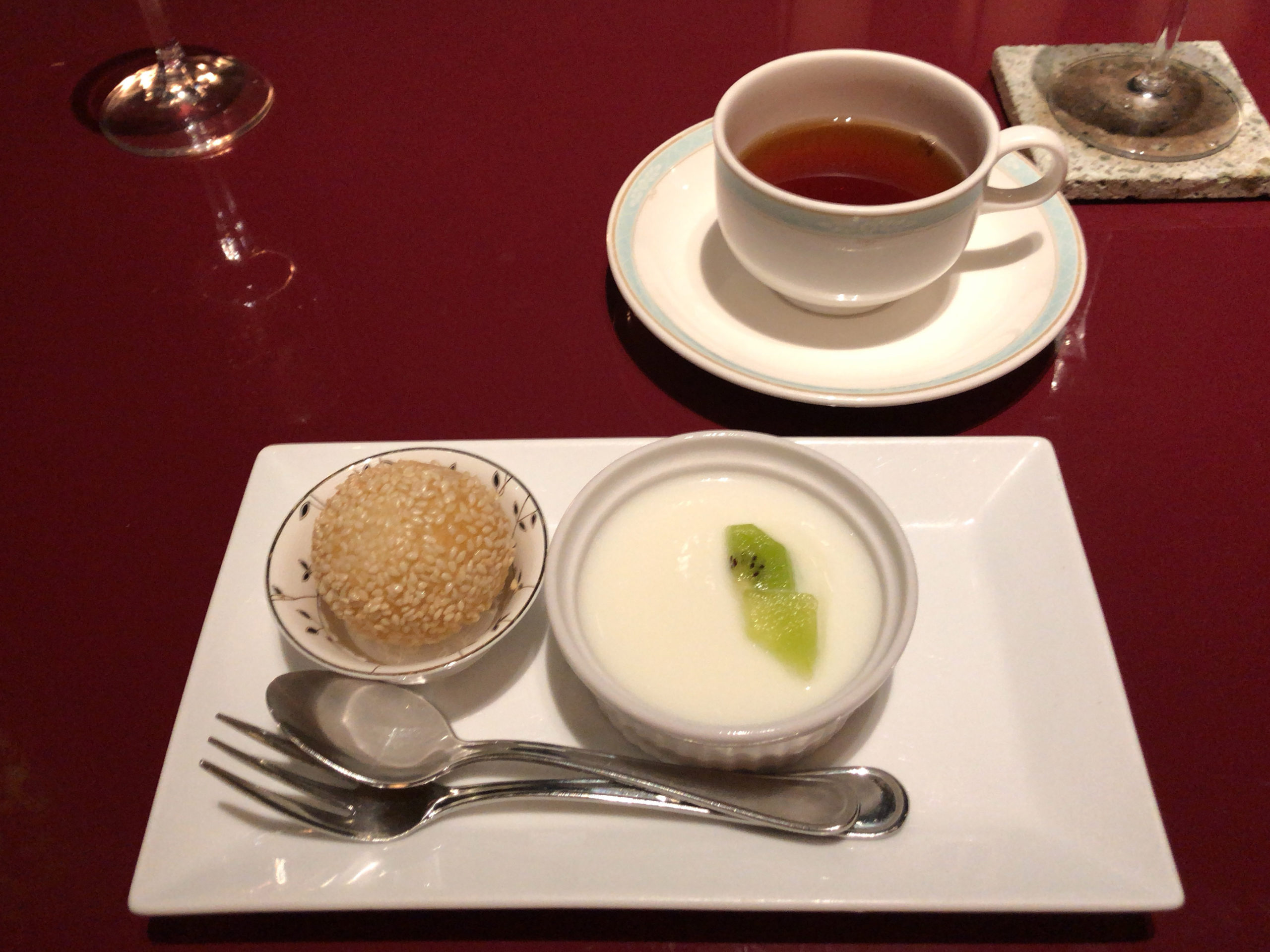 デザート。杏仁豆腐と胡麻団子。お茶は烏龍茶。