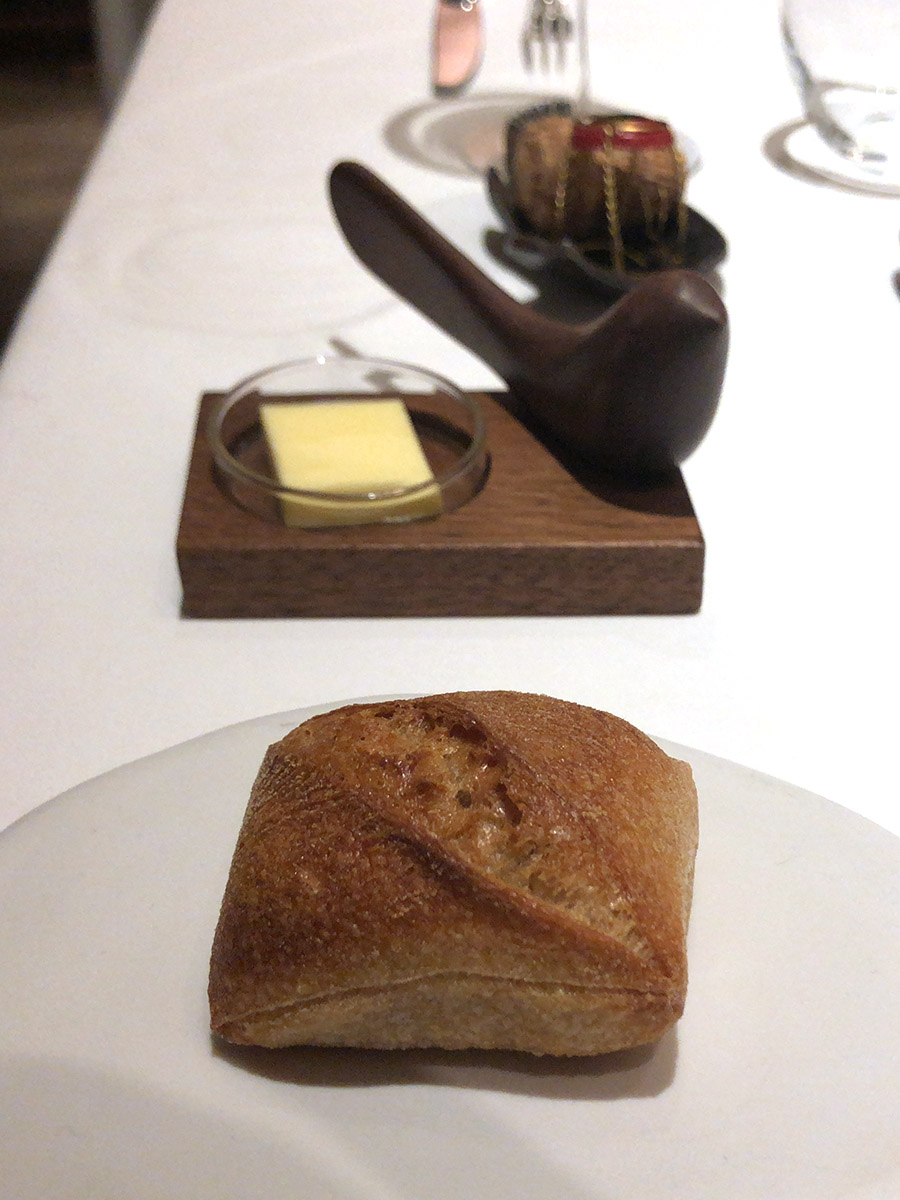 パンも自家製とか。奥の小鳥のオブジェはバターナイフ。