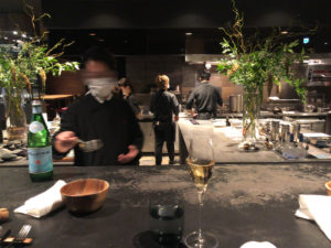 ライブ感のあるオープンキッチン。因みに奥にはクローズドのキッチンもある。