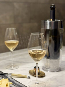 最近流行りの広めの口のグラスではやや強すぎた模様。