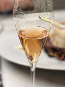 色はオレンジのヒントを伴う上品なピンク。