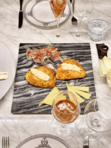 鰯のグレープフルーツマリネ、カニクリームと白身魚のグラタンともよく合う。