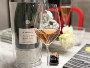 この形のグラスは流行っているが、いいかどうかは場合による。