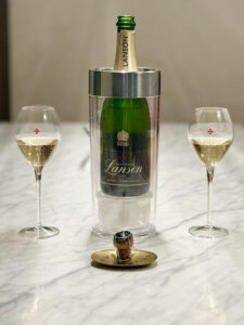 マルタ十字の入ったグラスを用意して開栓。