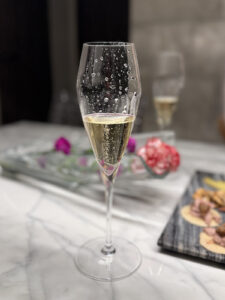 若いブラン・ド・ブランを想起させる色合い。